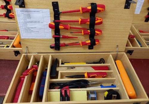 https://www.fetraining-cm.com/wp-content/uploads/2024/05/Caisse-Outils-scaled-500x350.jpg